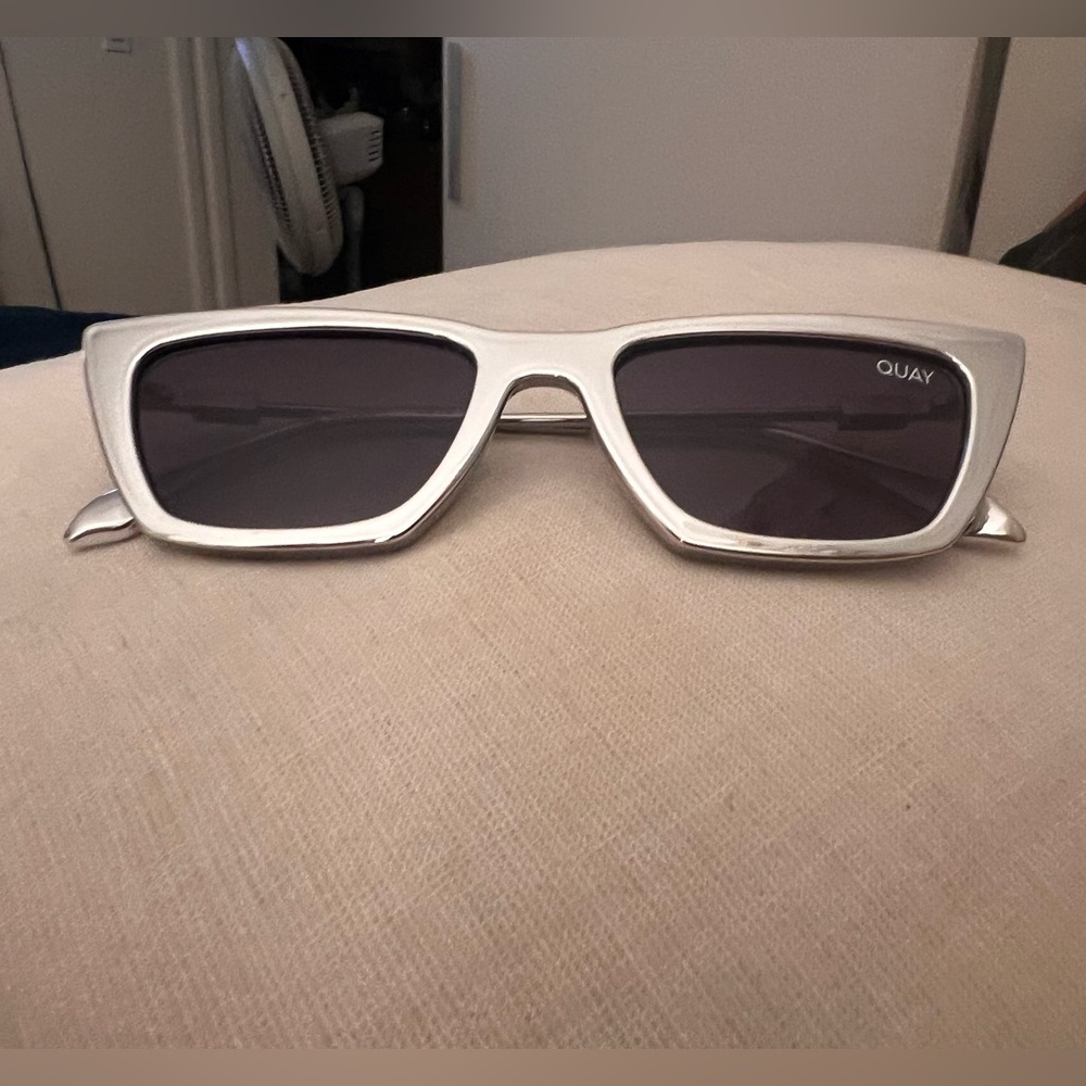 Quay Australia- chrome “the Kween” - NEVER BEEN WORN, one scuff, L frame.